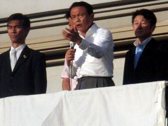 マイクを握り訴える麻生首相