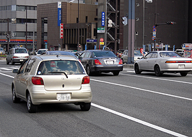 福岡市内を走る乗用車