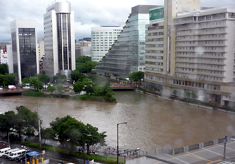 氾濫する那珂川