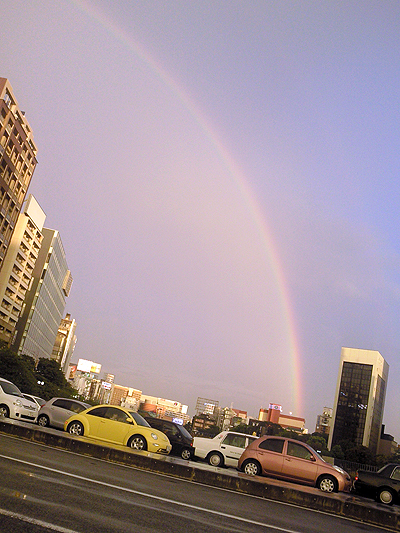 豪雨過ぎ去った後の上空に出た虹