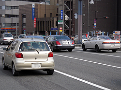 市内を走る乗用車