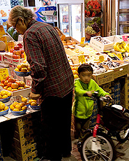 買い物をする老人と子供