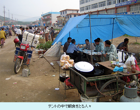 テントの中で朝食をとる人々