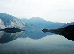 山間部でのむき出しの山肌