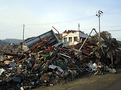 被災地の瓦礫の山