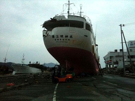 見上げるほど大きな遠洋航海のトロール船が...