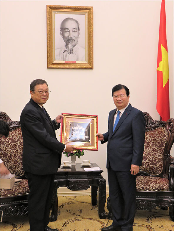 ベトナム副首相チン・ディン・ズン氏（右）とDEVNET INTERNATIONAL 世界本部 総裁明川文保氏