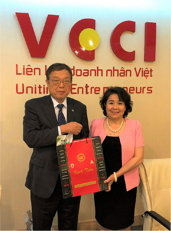 ベトナム女性起業家協会（VWEC）会長 Nguyen Thi Tuyet Minh氏（右）と明川氏