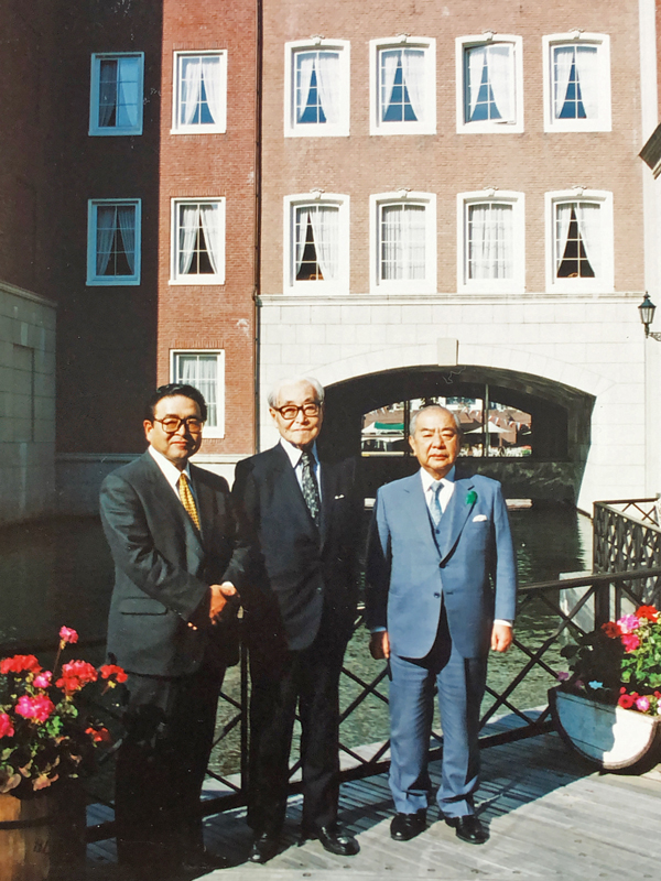 オープン直後のハウステンボスで日本興業銀行頭取・中山素平氏（中央）、長崎自動車社長・松田皜一氏（右）と