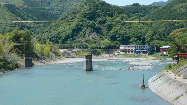 熊本豪雨で橋桁ごと流されたＪＲ肥薩線球磨川第二橋梁。明治４１(１９０８)年の架設で国の近代化産業遺産群の１つに指定されていた（熊本県球磨村渡付近）