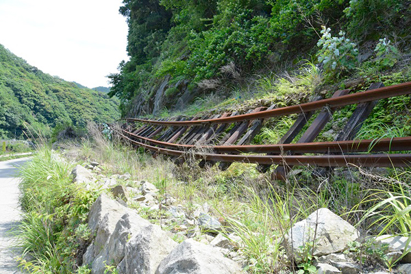 球磨川の氾濫で折れ曲がった線路（熊本県球磨村一勝地付近）