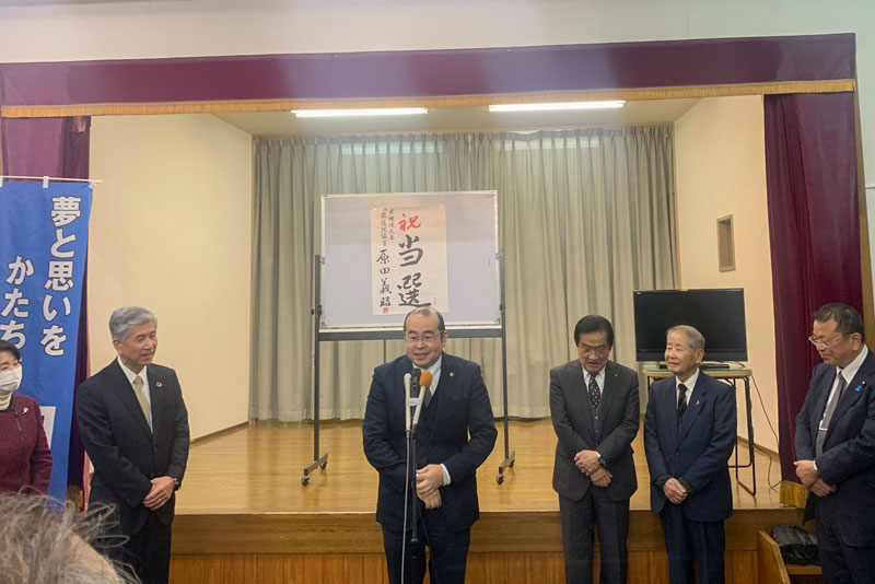 当選の祝辞を述べる楠田太宰府市長