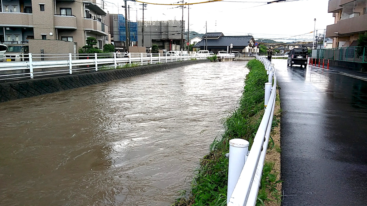 小学生などの通学路にもなっている周船寺川の水位も上昇している