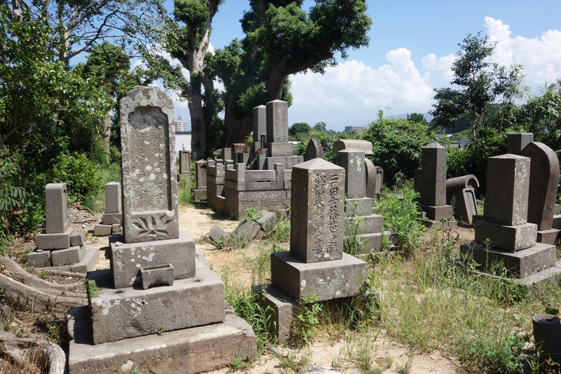 戸時代から現代までさまざまなお墓が混在する墓地