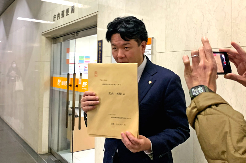 県庁内の郵便局で質問状を投函する吉松議員