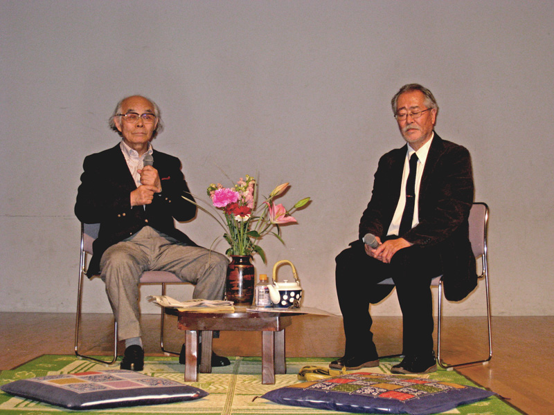 ③	「ぐるり」主催の講演会で対談する中沢さん（左）と筆者