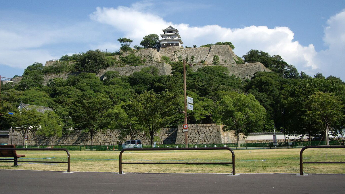 丸亀城　出典：Wikipedia