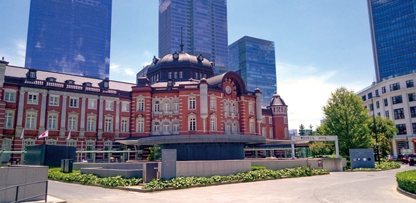 日本経済の中心地へ向かう勤労者を鼓舞する東京駅丸の内駅舎は1914（大正３）年竣工／2012（平成24）年改修