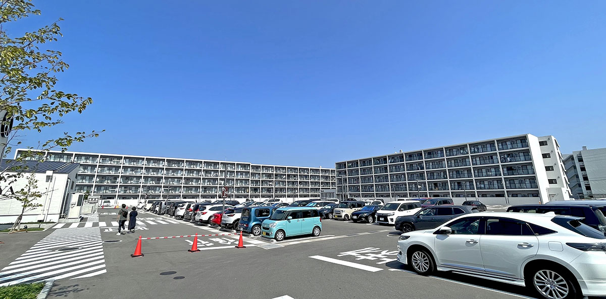 いとラボ＋内の住居棟2棟と駐車場（九大新町）