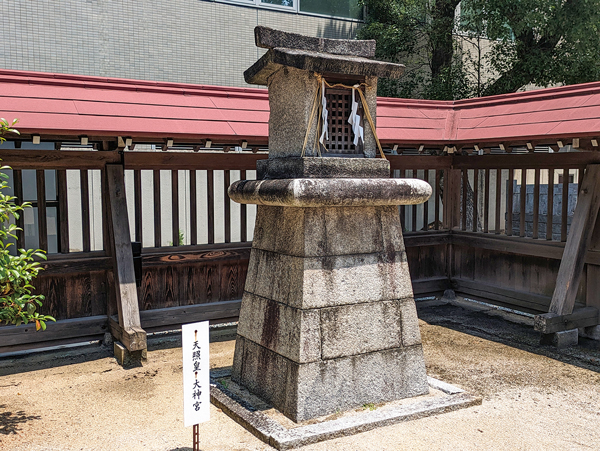 神社境内に天照大神を祀る祠