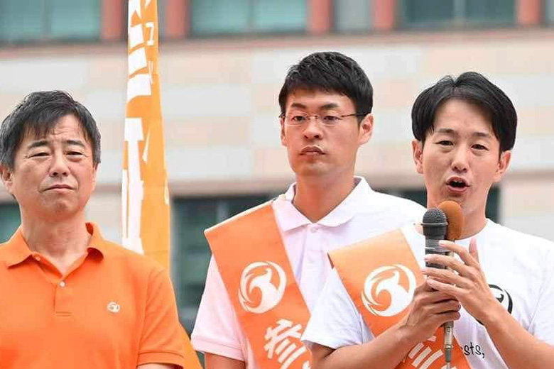 博多駅前で演説に立つ新開氏と野中氏