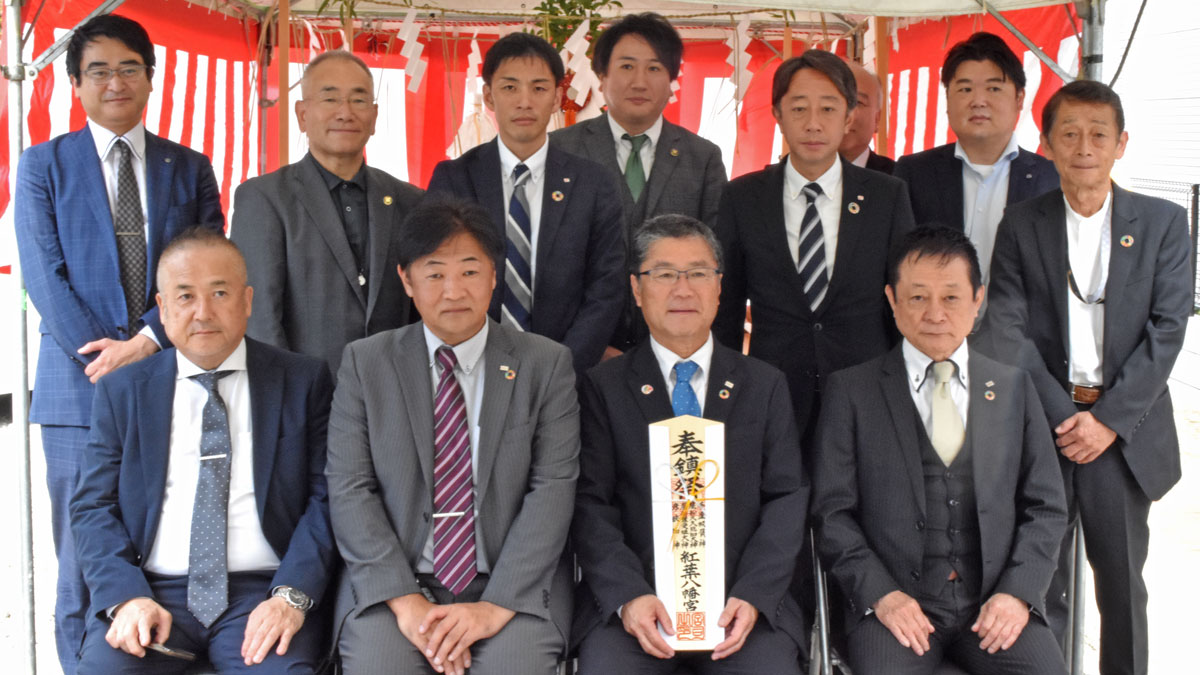 安全を祈願する地鎮祭の列席者