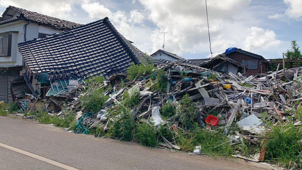 珠洲市内で倒壊した住宅