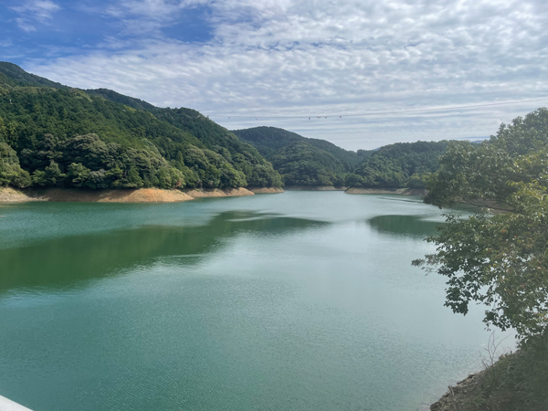 県内のダムの様子。水資源の確保は森林の管理があってこそ実現する