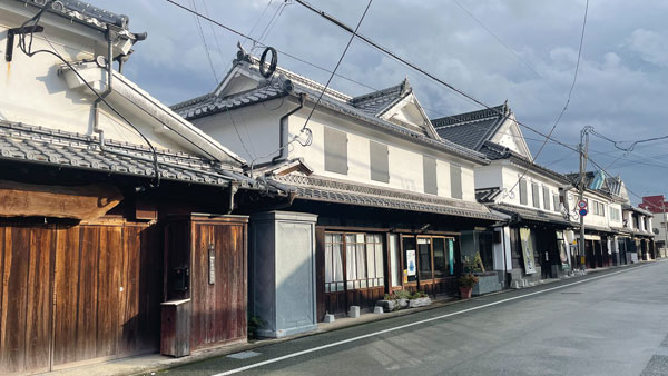 福島地区に残る伝統建築のまちなみ。茶や和紙、林産業、それに基づく仏壇や提灯などの製造・取引などで栄えていた