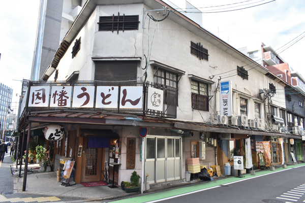 昭和の雰囲気を漂わせる三角市場