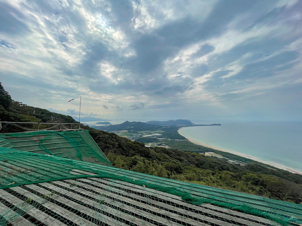 さまざまなアクティビティを楽しめる糸島 ​​​​​​​（写真は火山（ひやま）山頂にあるパラグライダーの施設）