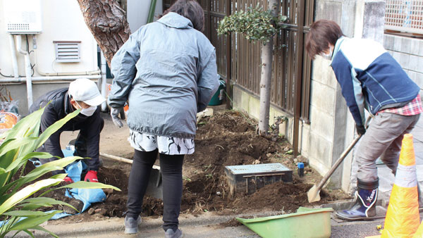 約1坪の敷地に30cmの穴を掘る様子（提供：世田谷トラストまちづくり）