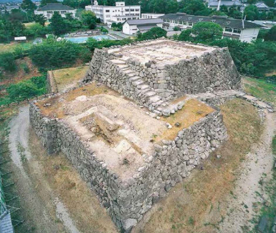 発掘調査が行われた大和郡山城の天守台　出所：大和郡山市資料