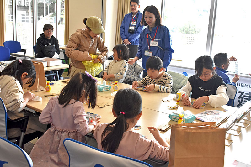 上村建設（株）・ハッピーハウス（株）によるタイルを再利用した小物づくり体験