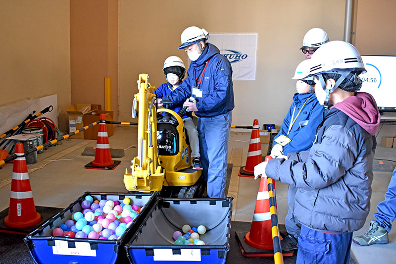 （株）筑豊製作所によるミニ建機操縦体験