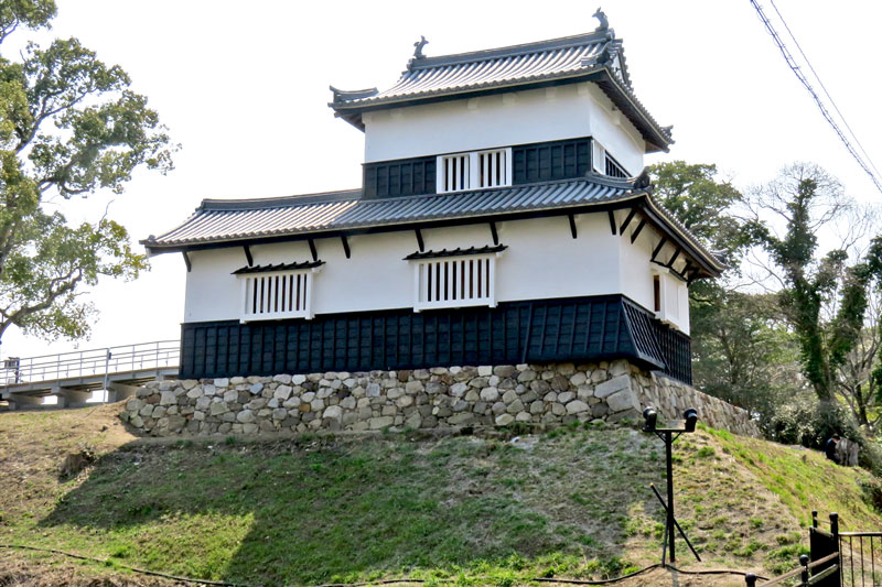 城の外（北）側からみた潮見櫓