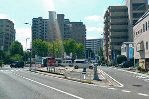 まちかど風景・中央区～六本松駅側にアクロスマンション