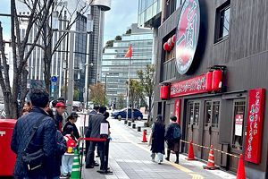 一蘭中洲本店前にお客さまが30名待機