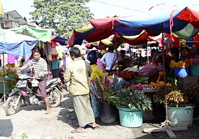 ミャンマーの活気ある露店街
