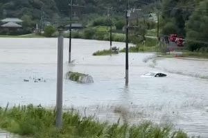 台風10号、宮崎市に流れる本庄川周辺で車が水に浸かる